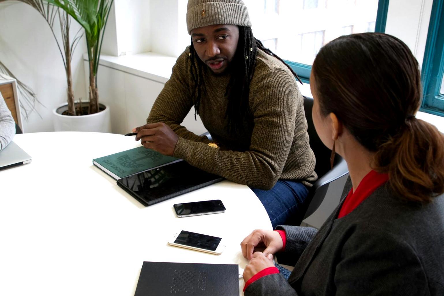 Arbeitsplatz mit E-Commerce Analytics und SEO-Tools