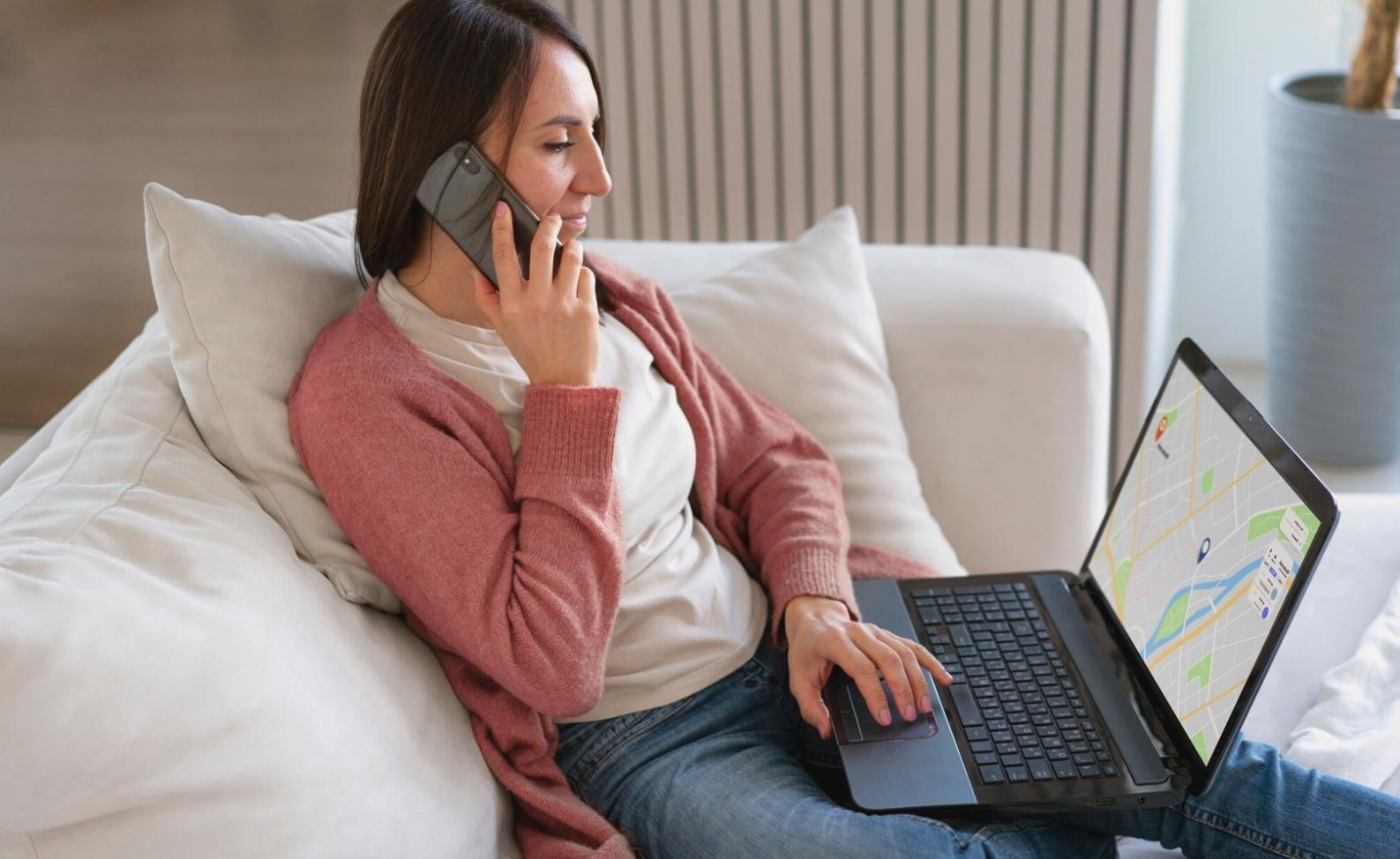 Optimal eingerichteter Heimarbeitsplatz mit Laptop, Notizbuch und ergonomischem Stuhl